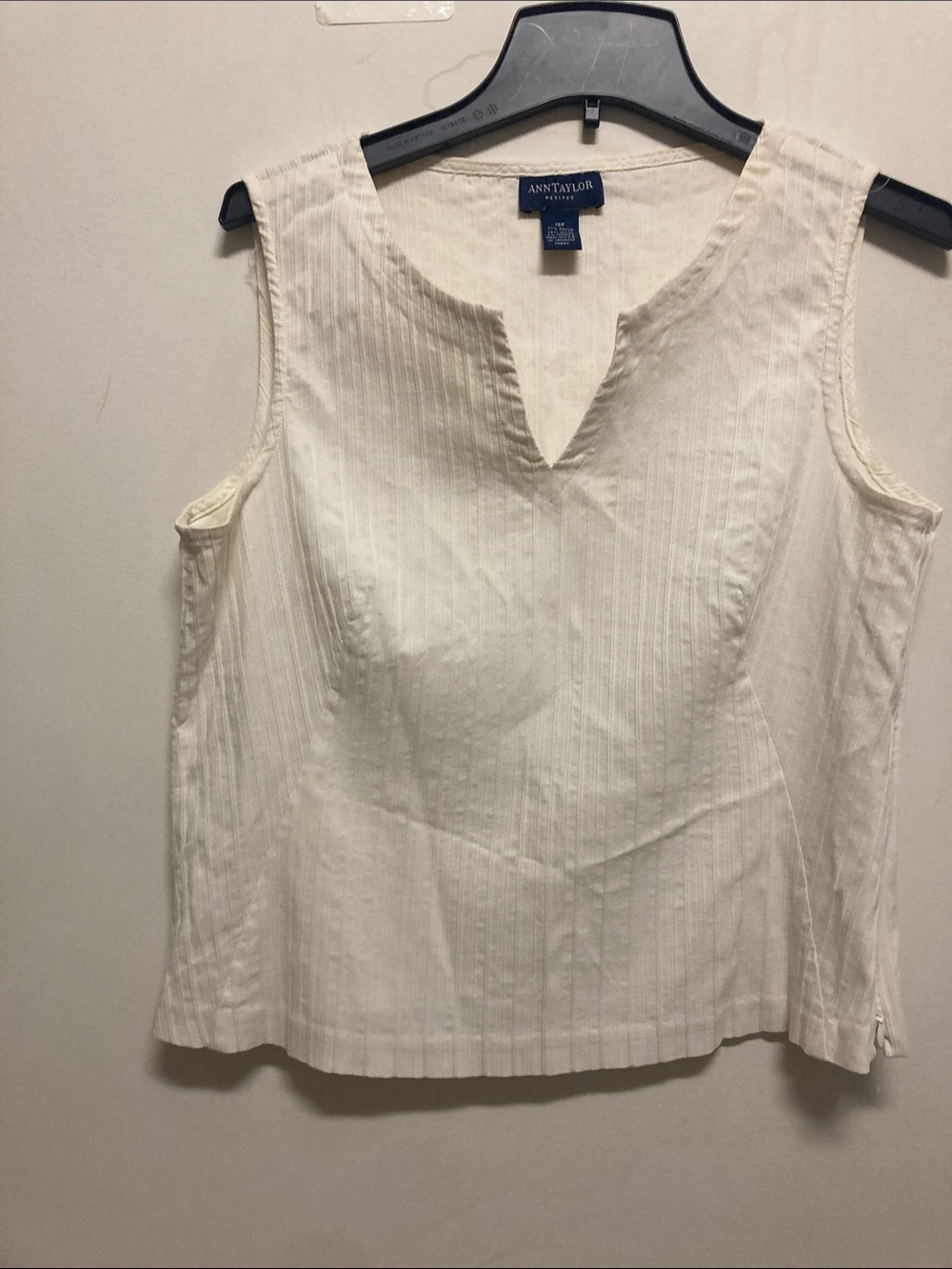 ANN TAYLOR PETITES/Cream color Split V-Neck Sleeveless Top